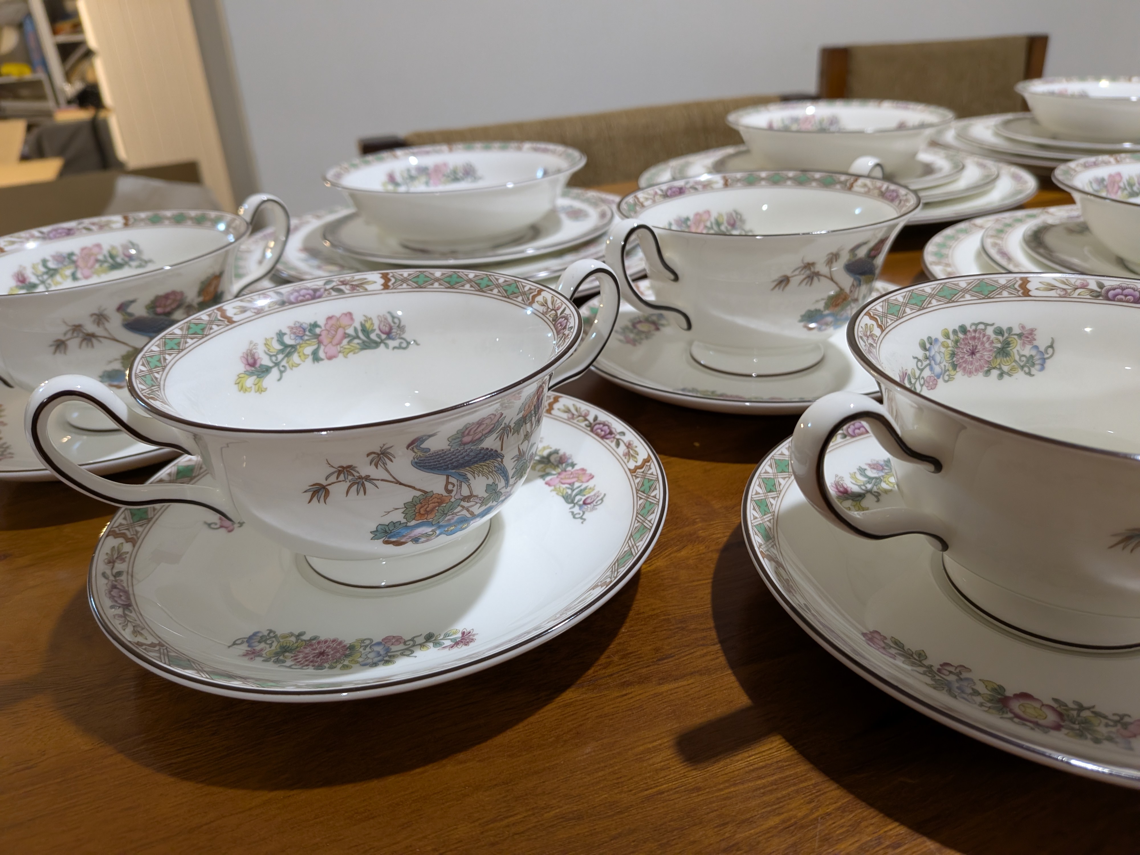 Wedgwood 'Kutani Crane' Bone China Dinner and Tea Service for eight, Made in England — Lot 069, photograph 4