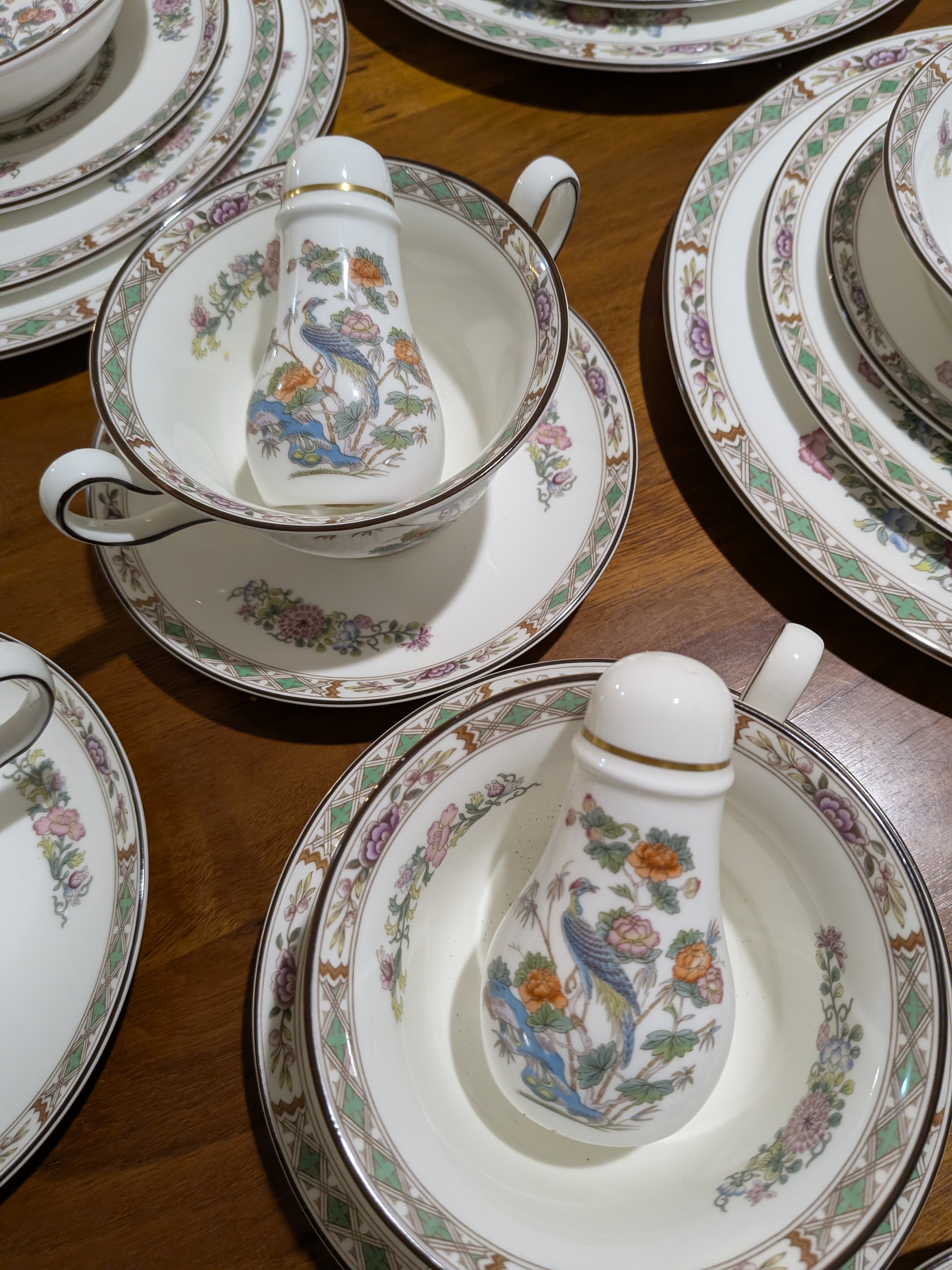 Wedgwood 'Kutani Crane' Bone China Dinner and Tea Service for eight, Made in England — Lot 069, photograph 7
