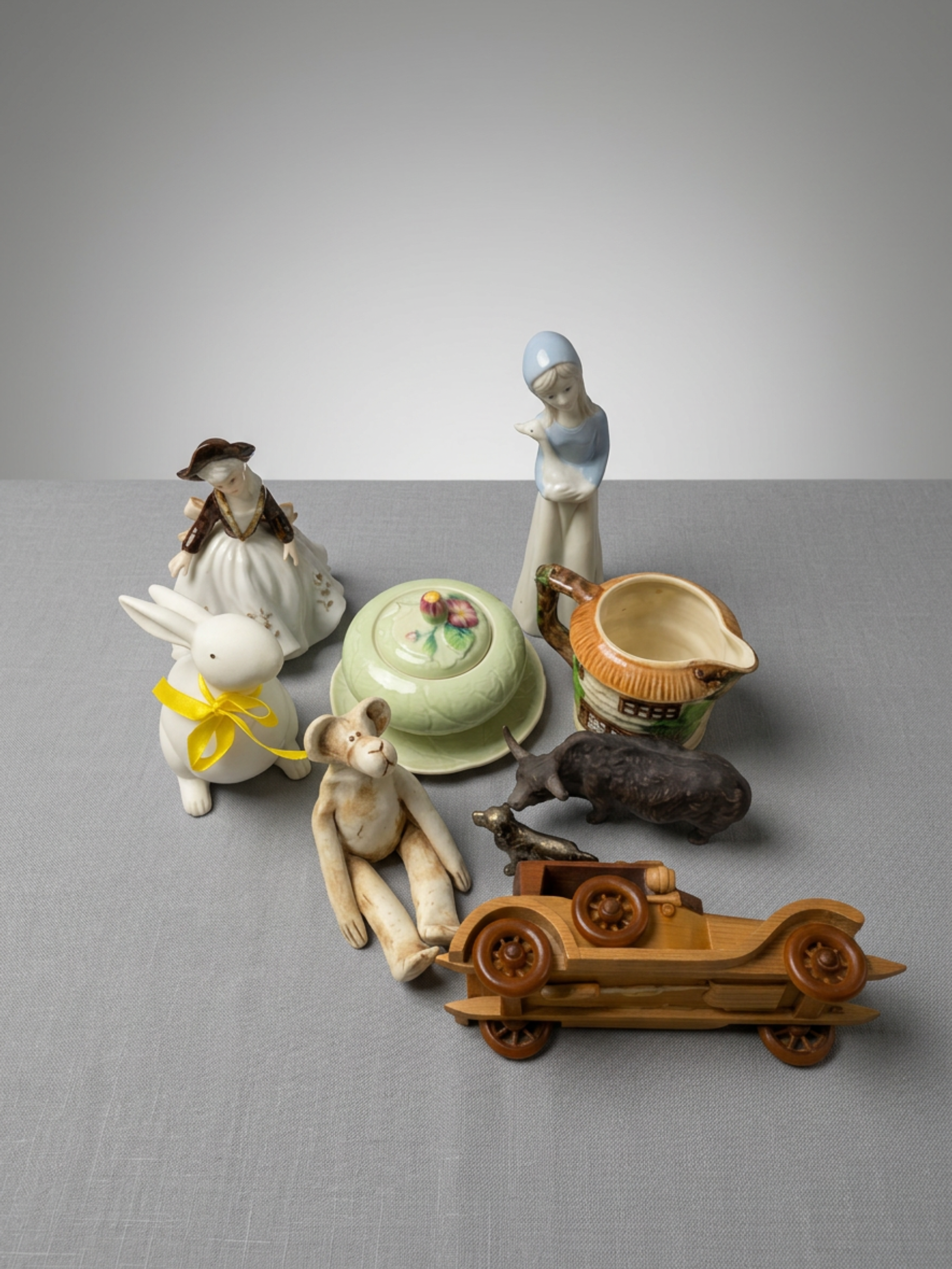 Lot of Decorative Sundries including Vintage Ceramics and Figurines — Lot 041