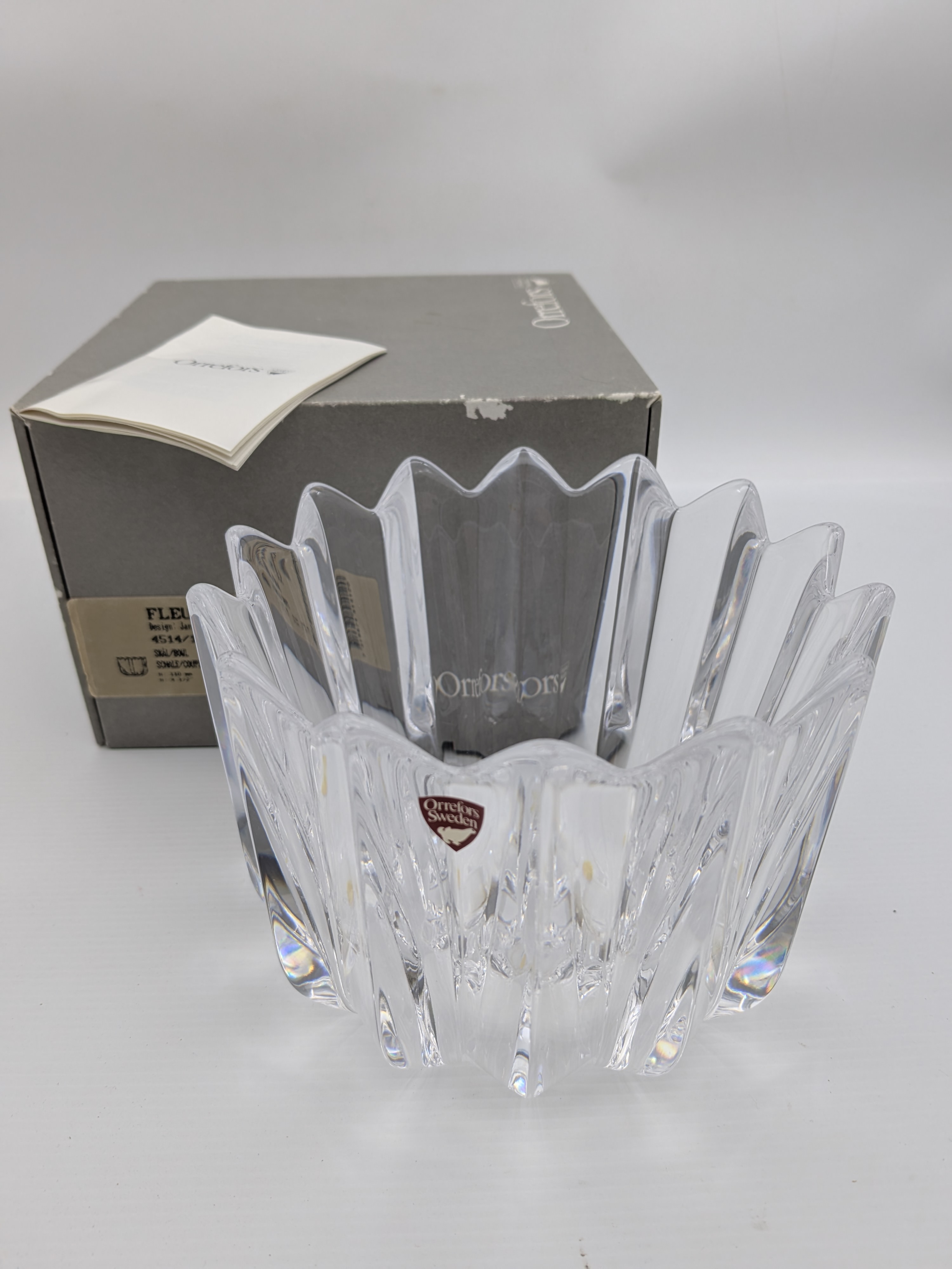 Orrefors 'Fleur' Crystal Bowl by Jan Johansson — Lot 085, photograph 1