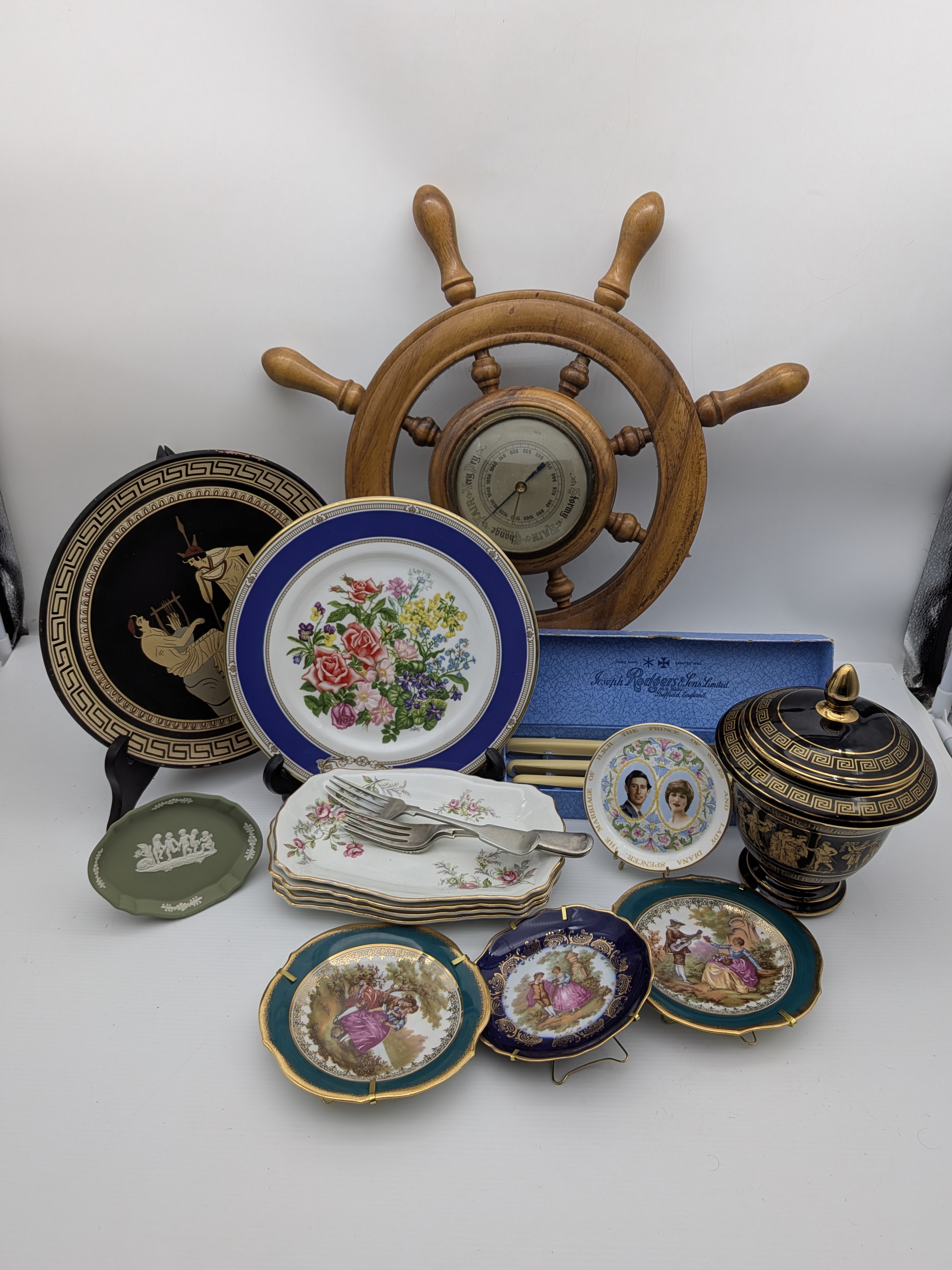 Assorted Vintage Homewares and Decorative Sundries — Lot 121