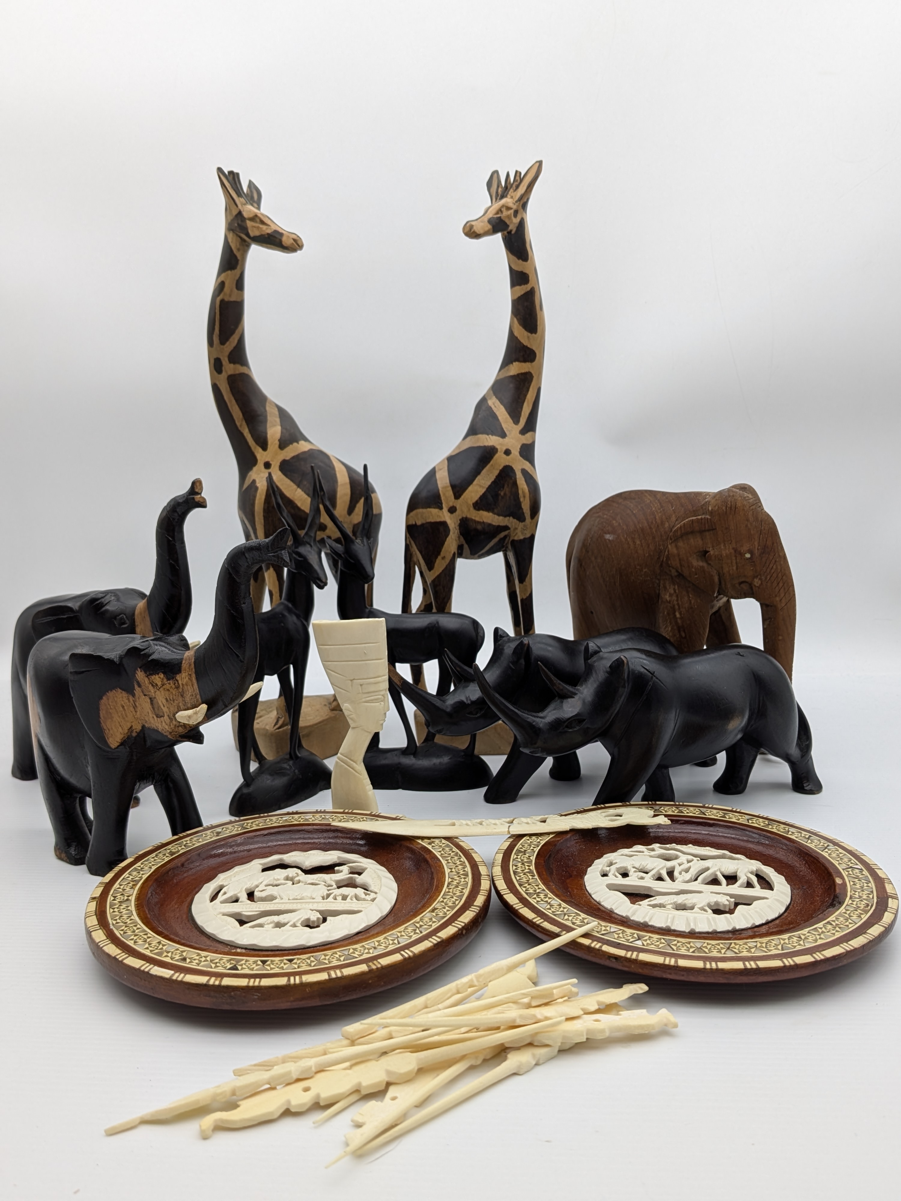 Lot of African Themed Carved Wood and Decorative Sundries — Lot 015, photograph 1