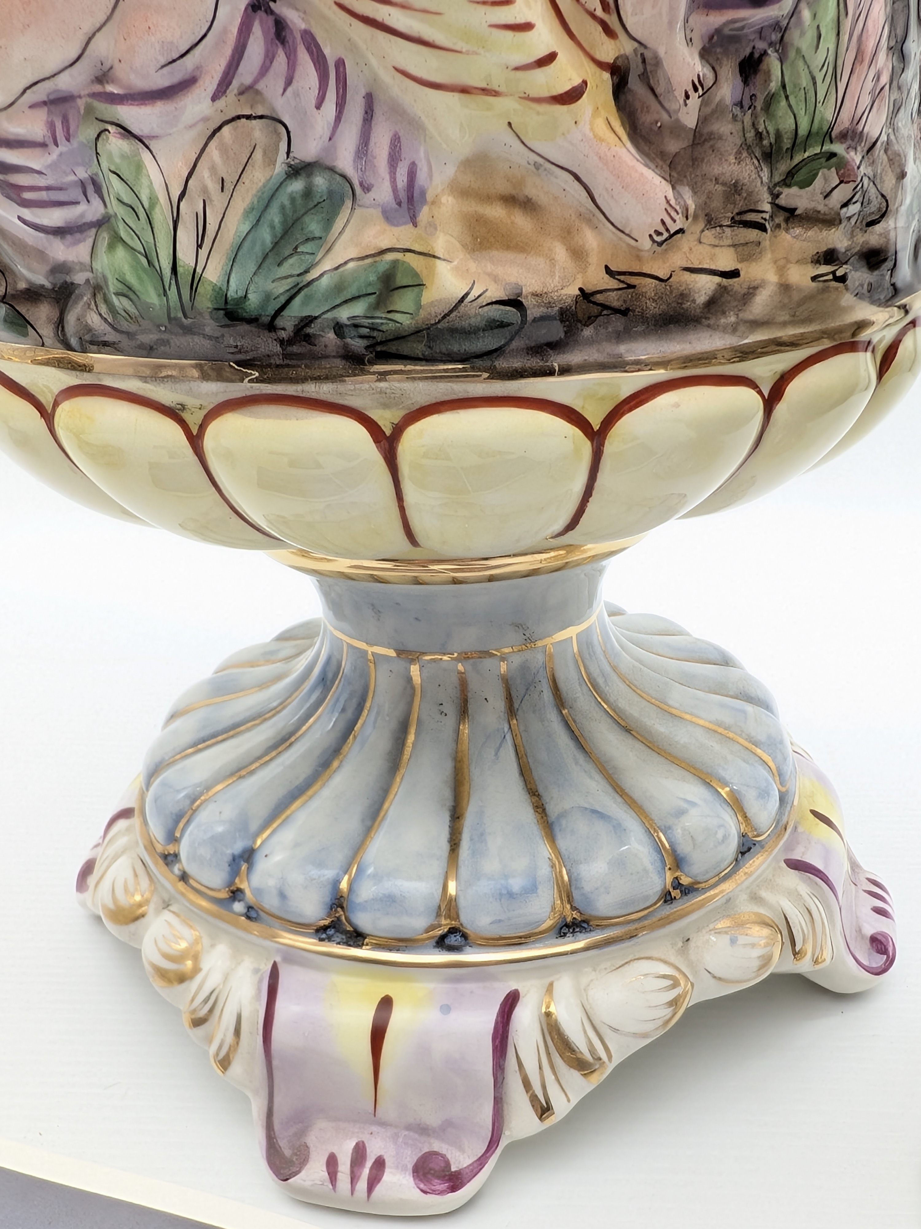 Collection of Three Decorative Ceramic Urns with Catalogue — Lot 049, photograph 5