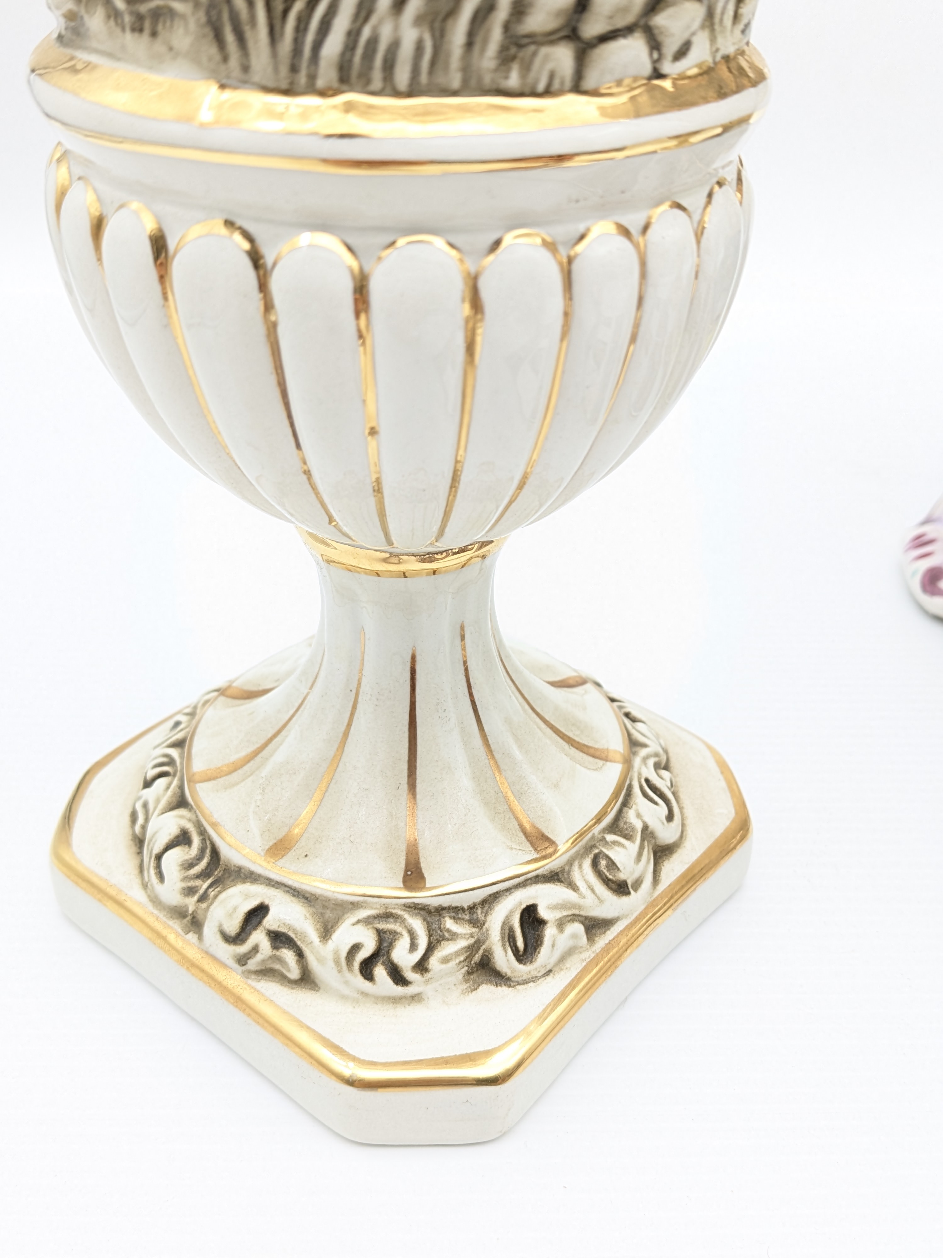 Collection of Three Decorative Ceramic Urns with Catalogue — Lot 049, photograph 7