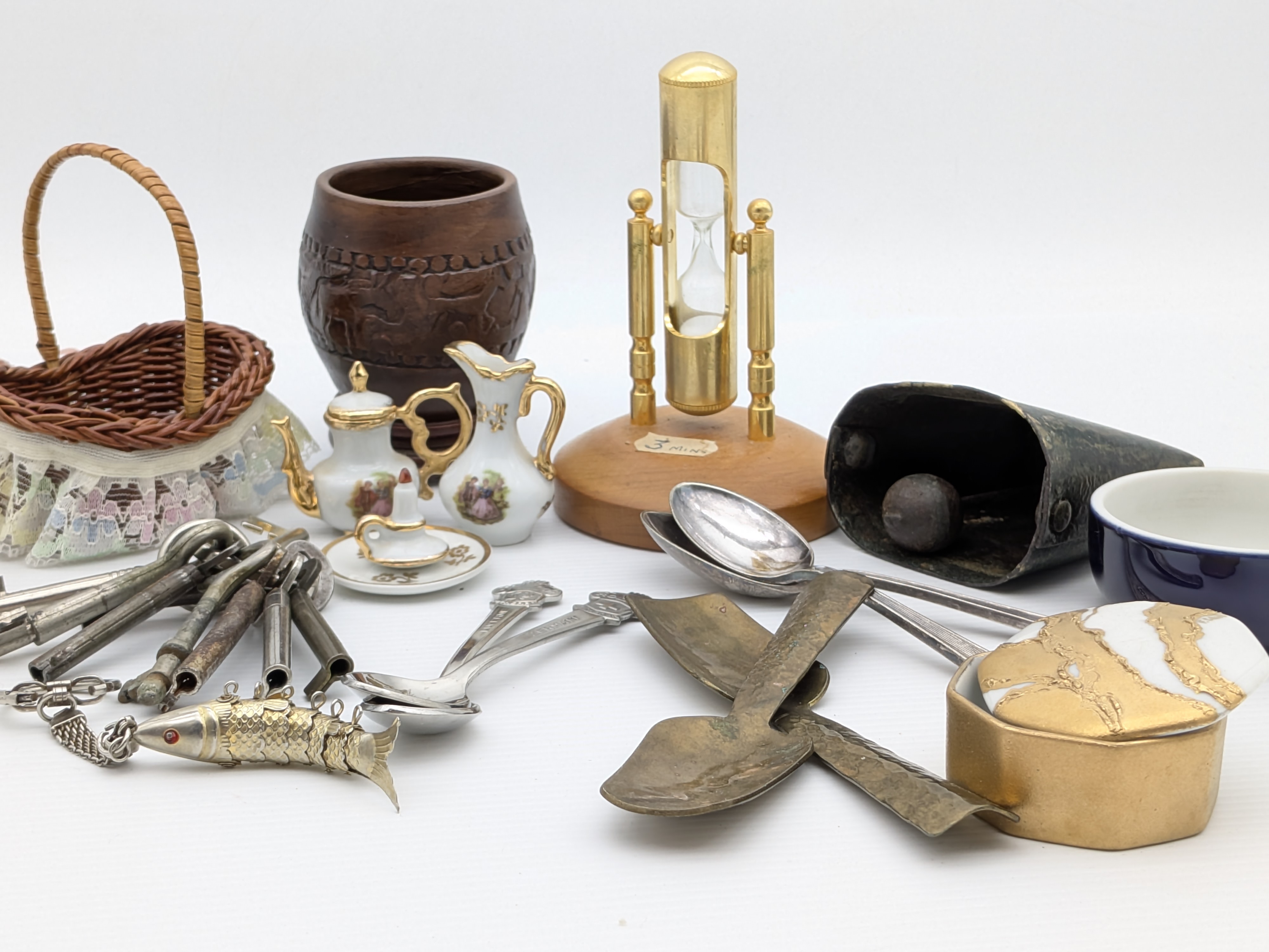 Lot of Assorted Decorative & Household Sundries — Lot 014