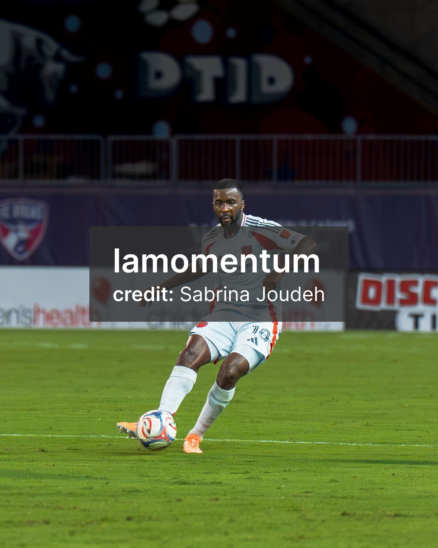 Shaquell Moore passes the ball