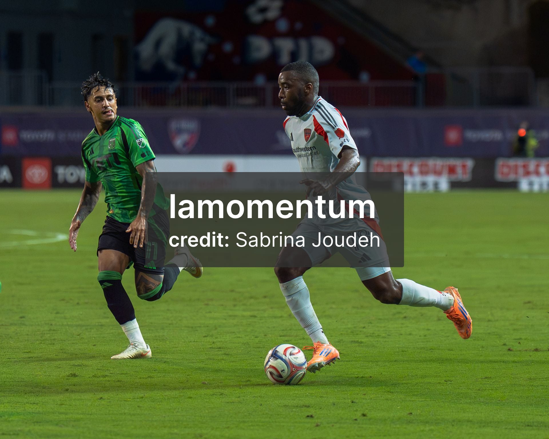 Shaquell Moore dribbles past a defender