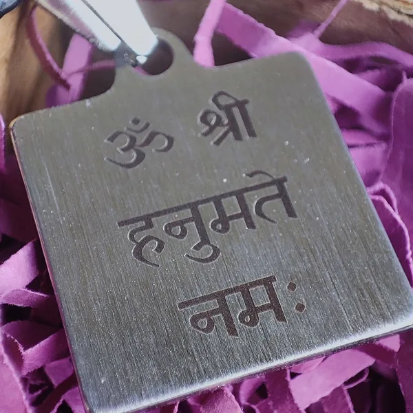 Сакральный символ Ханумата с мантрой на кулоне