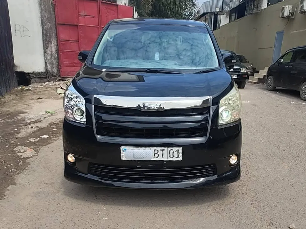 TOYOTA NOAH