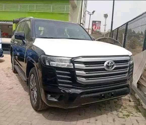 Toyota land cruiser sans plaque