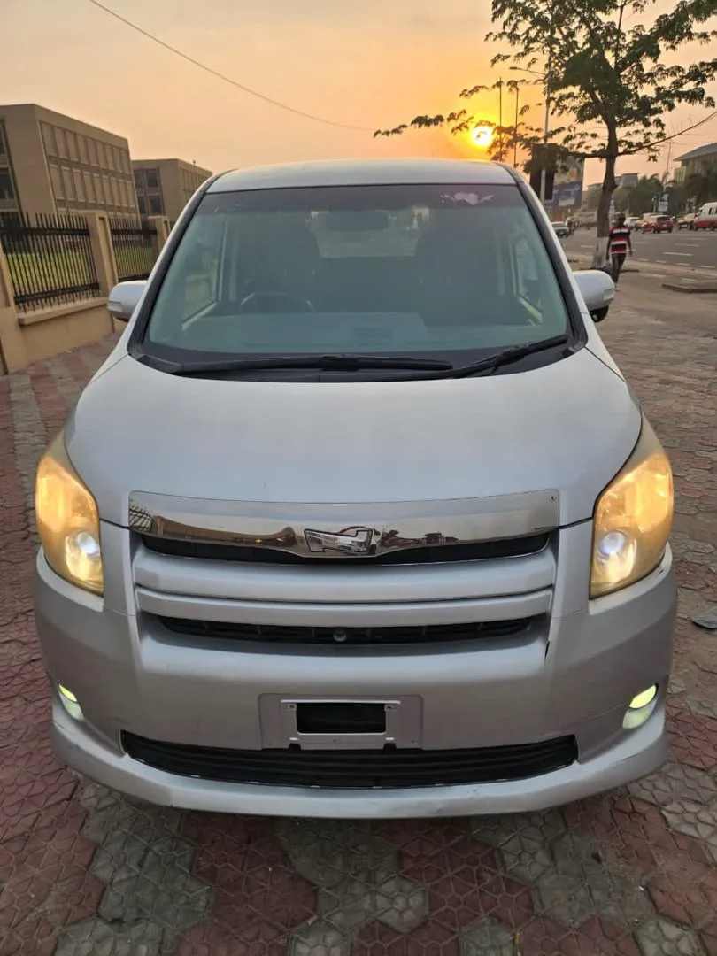Toyota Noah Nouveau