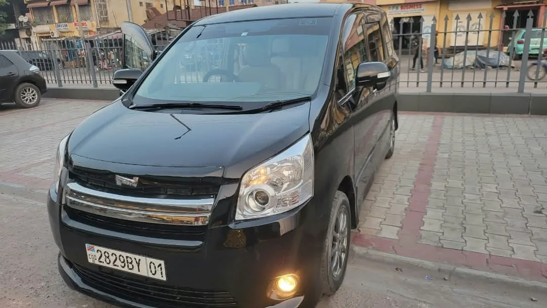 Toyota Noah 3