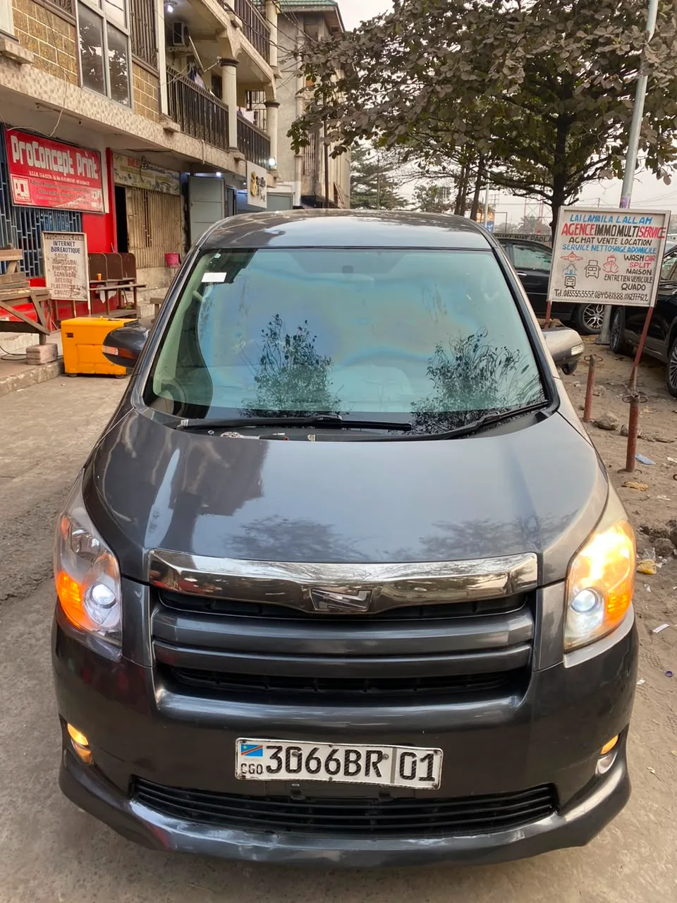 TOYOTA NOAH ESSENCE