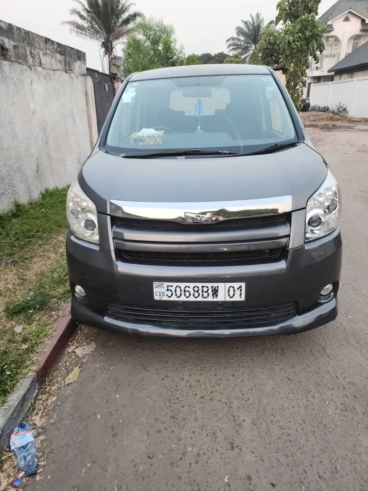 TOYOTA NOAH