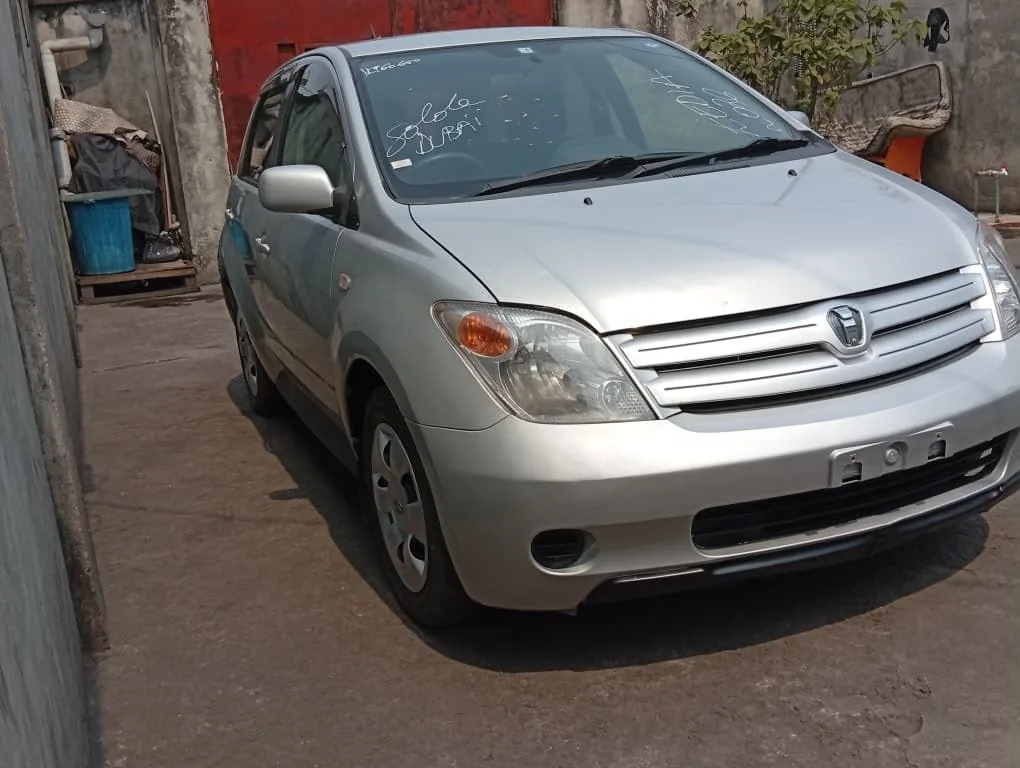 TOYOTA IST.