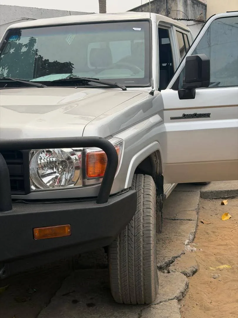 TOYOTA LAND CRUISER PICK-UP.
