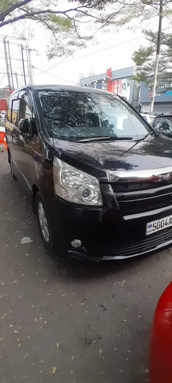 TOYOTA NOAH