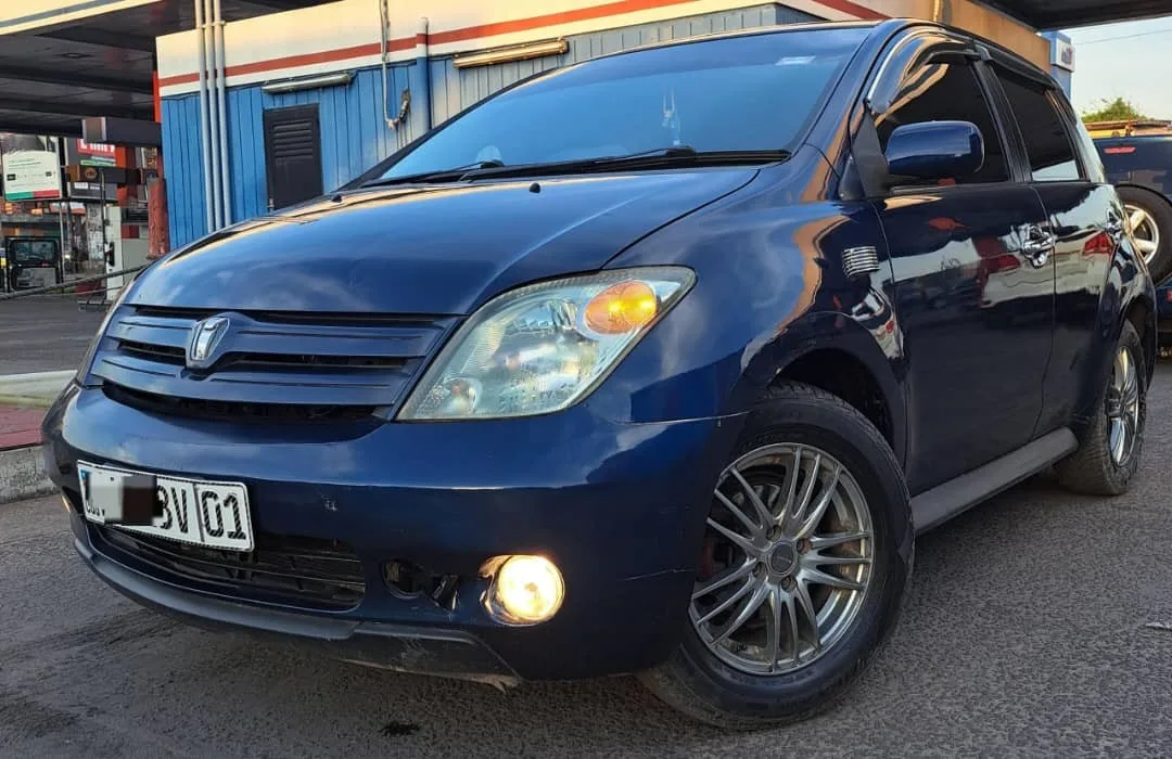 TOYOTA IST.