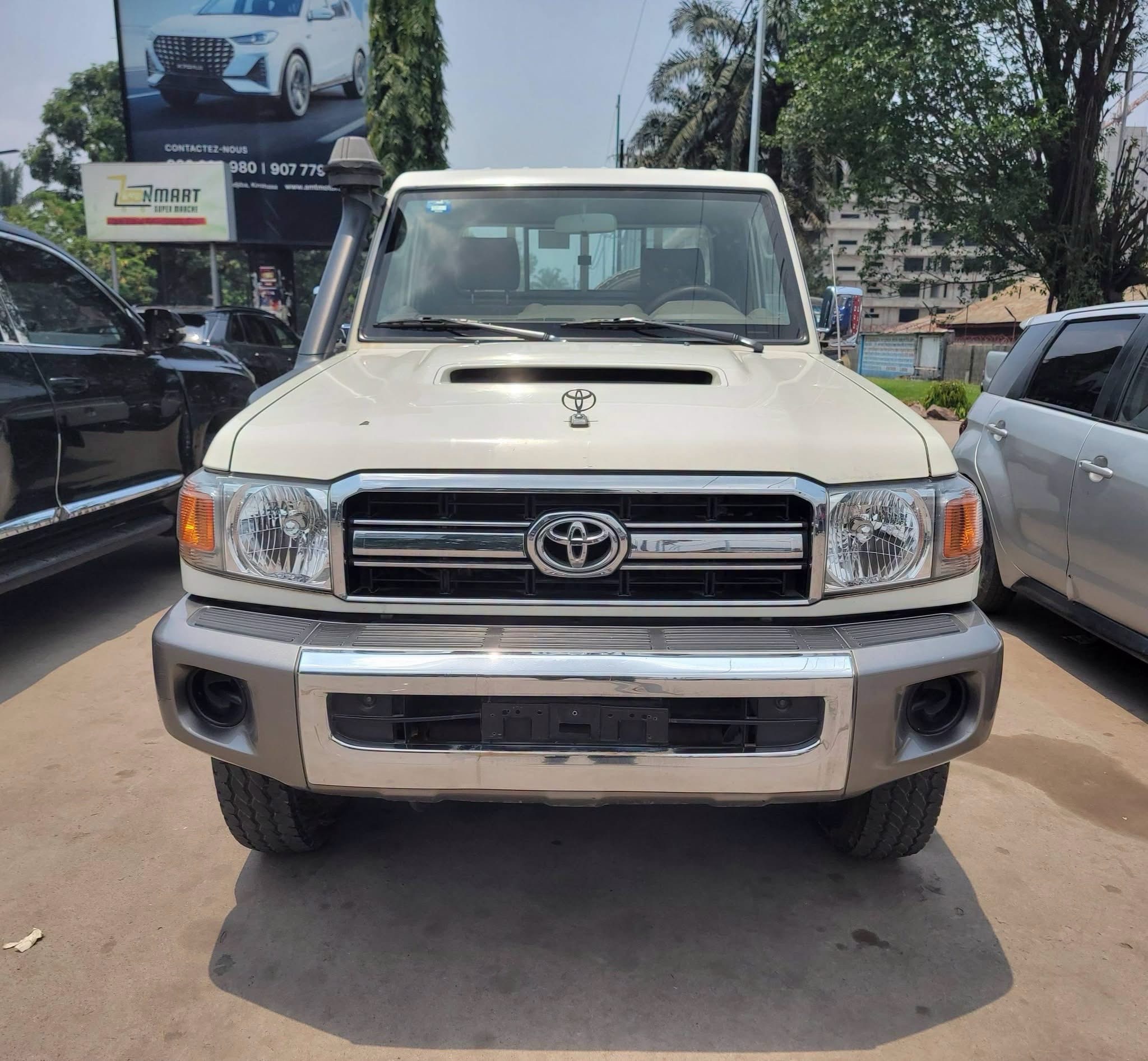 Toyota Land Cruiser LX V8
