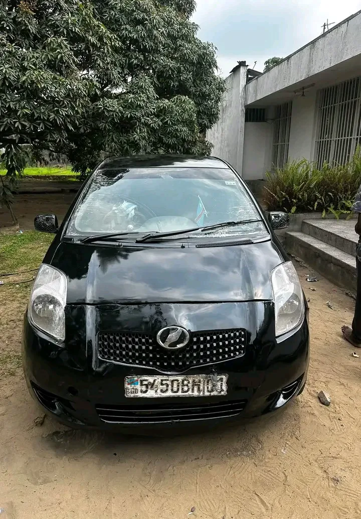 TOYOTA VITZ BOMBÉ
