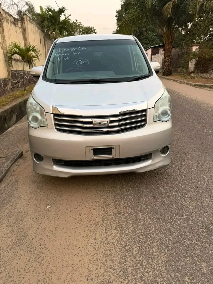 TOYOTA NOAH 3