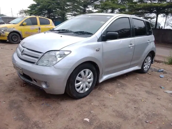 TOYOTA IST ANCIEN