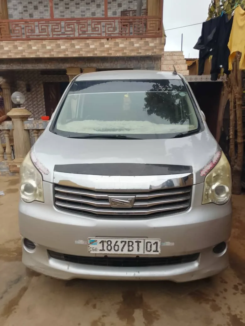 TOYOTA NOAH.