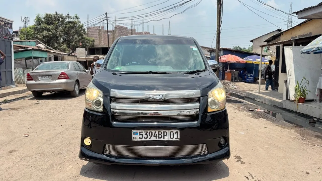 TOYOTA NOAH.