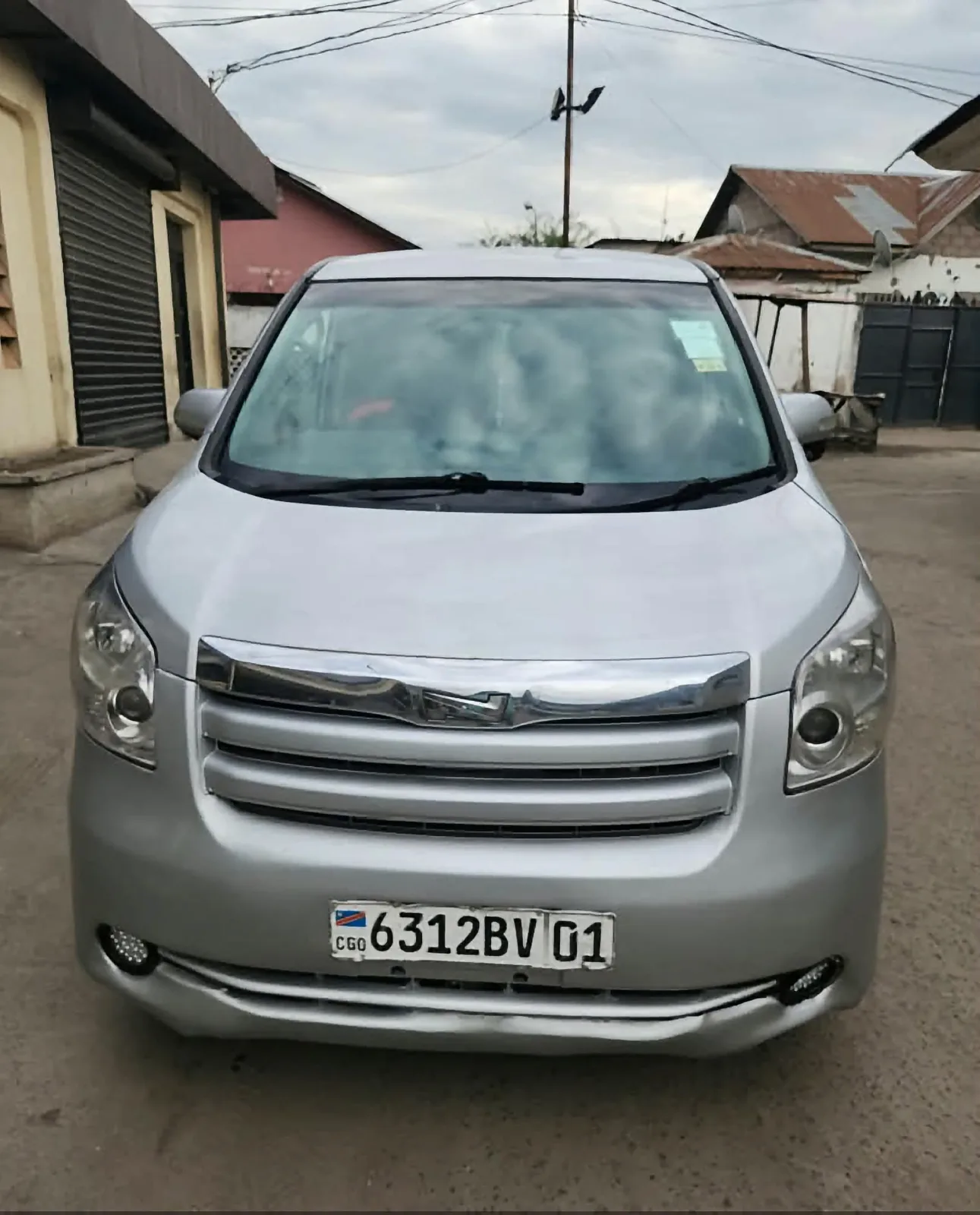 TOYOTA NOAH.