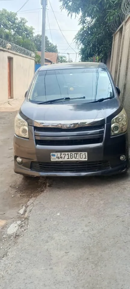 TOYOTA NOAH.