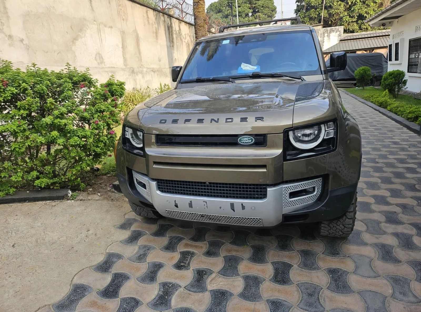 LAND ROVER DEFENDER.
