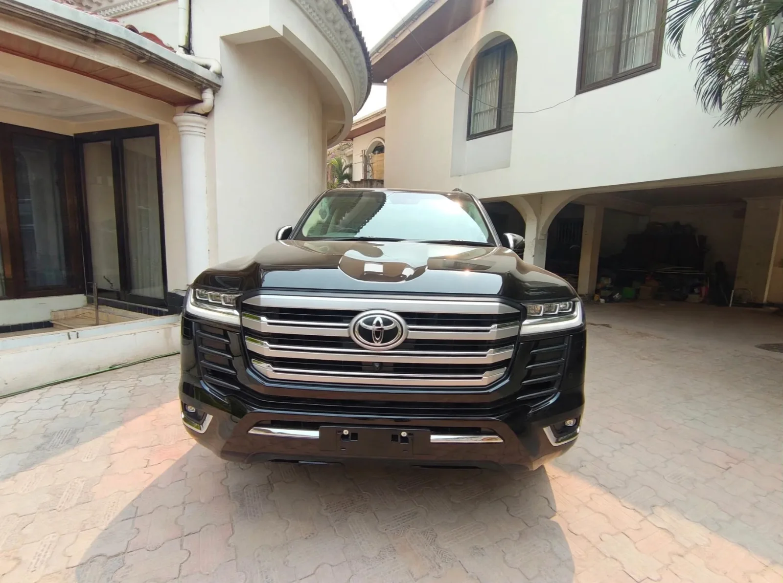 TOYOTA LAND CRUISER 300.