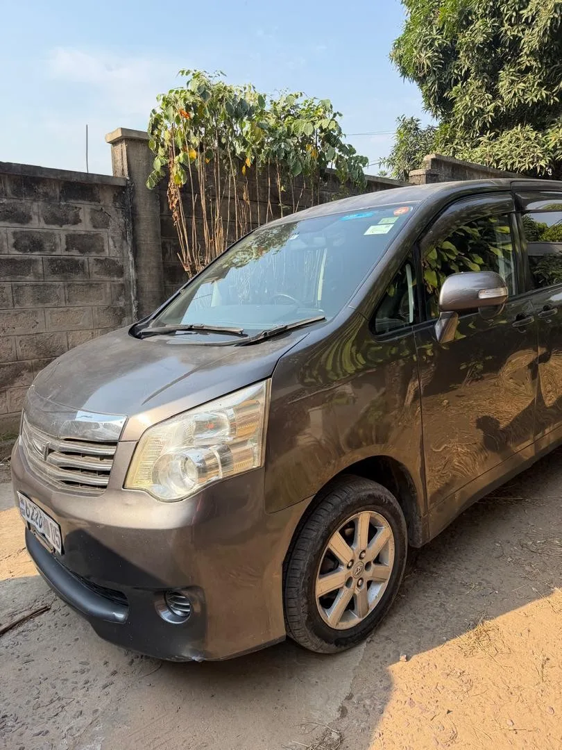 TOYOTA NOAH.