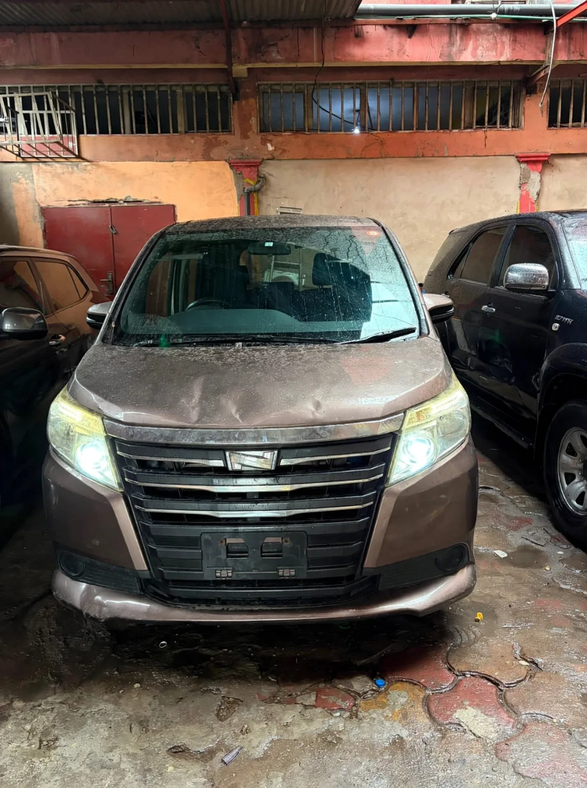 TOYOTA NOAH.