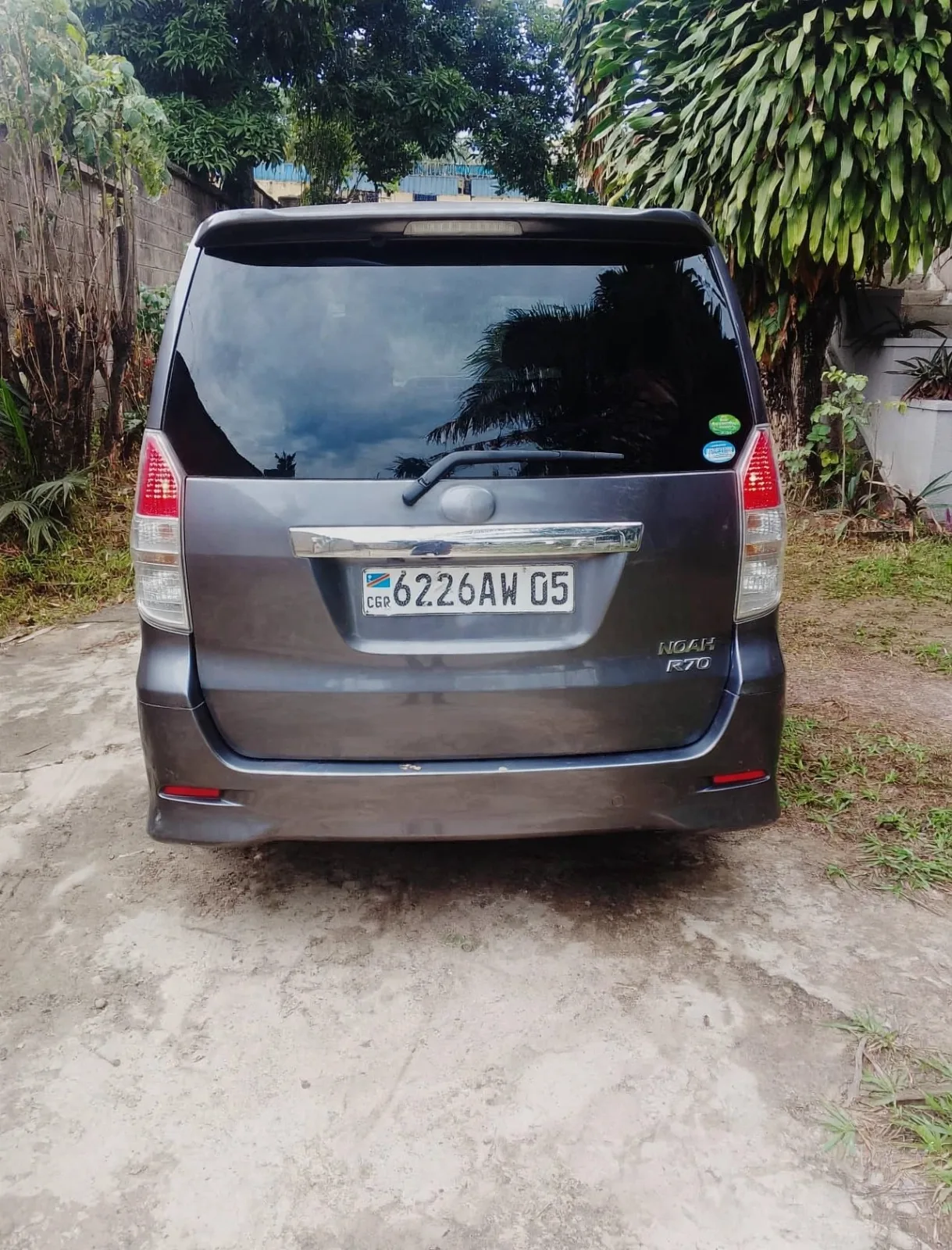 TOYOTA NOAH.