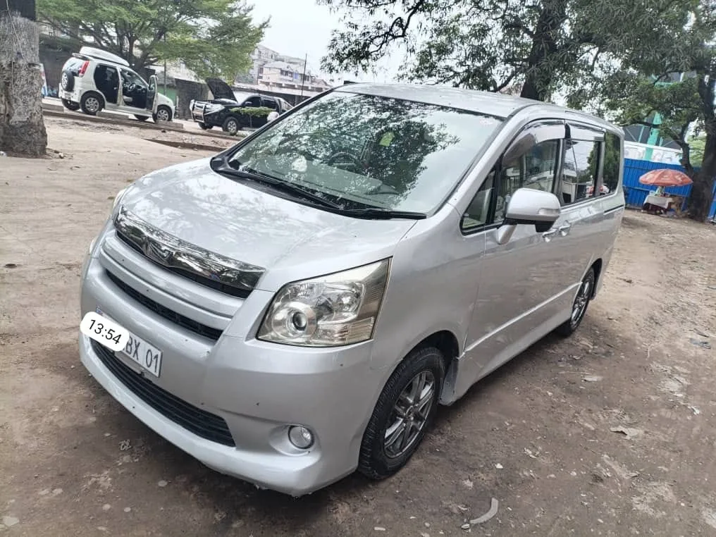TOYOTA NOAH.