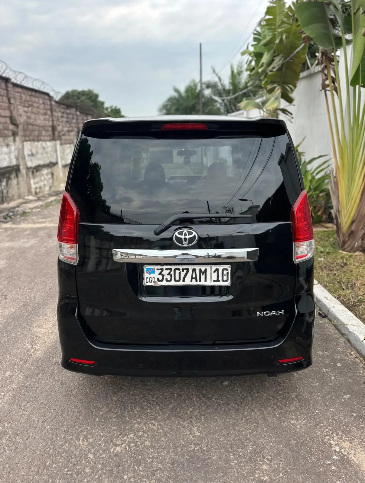 TOYOTA NOAH.