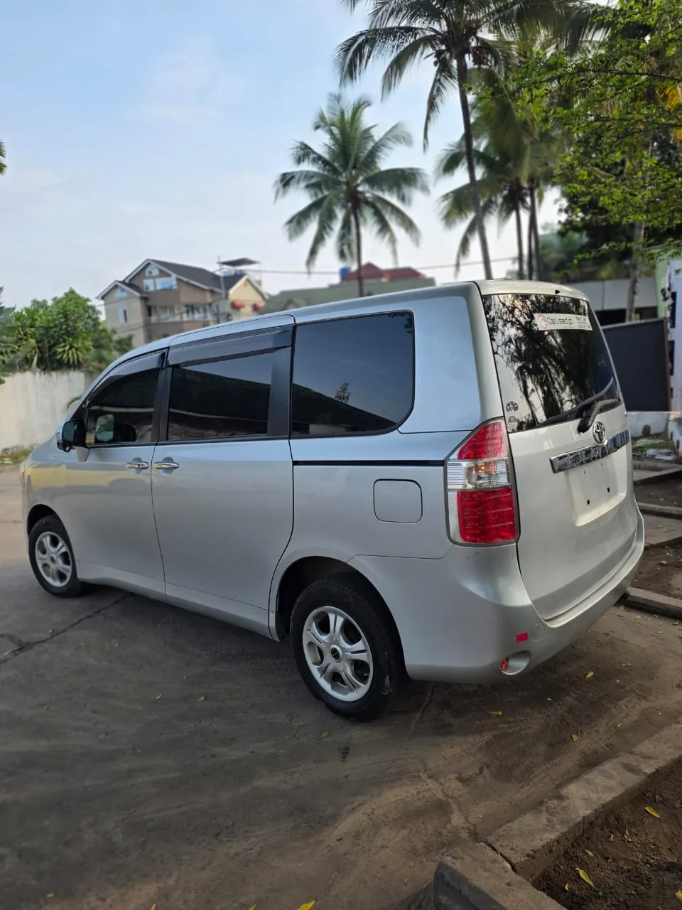 TOYOTA NOAH.