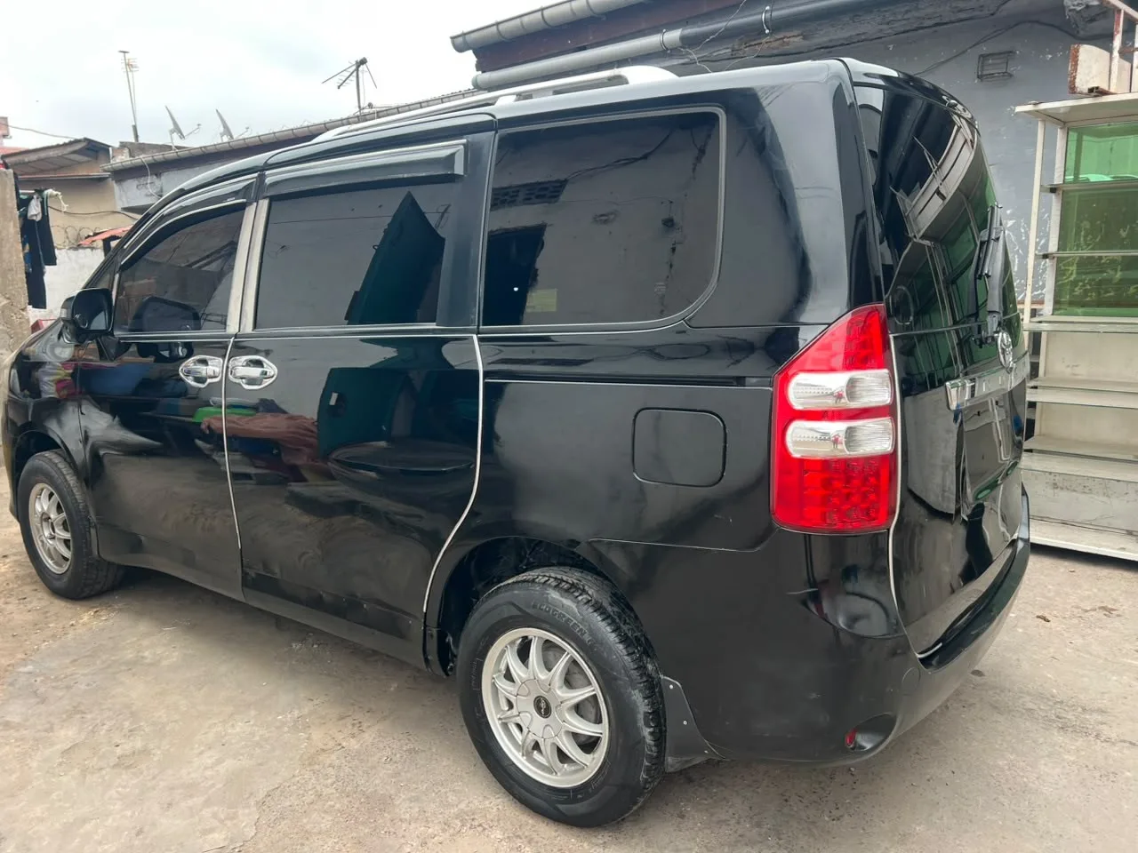 TOYOTA NOAH.