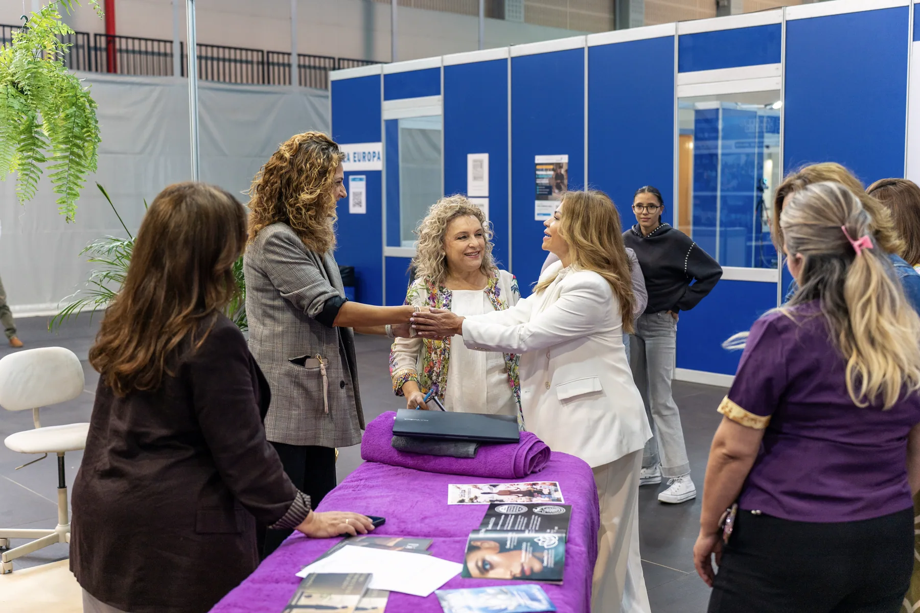 Sorela Caro saludando a otras profesionales en un stand de Termatalia