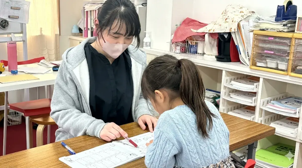 土曜日の授業ではじめてそろばんに取り組む低学年の生徒の手元
