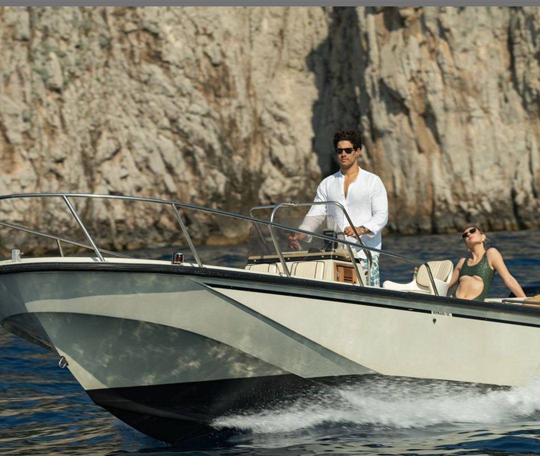 Boston Whaler Outrage v22: Premium Private Tour with a Professional Skipper