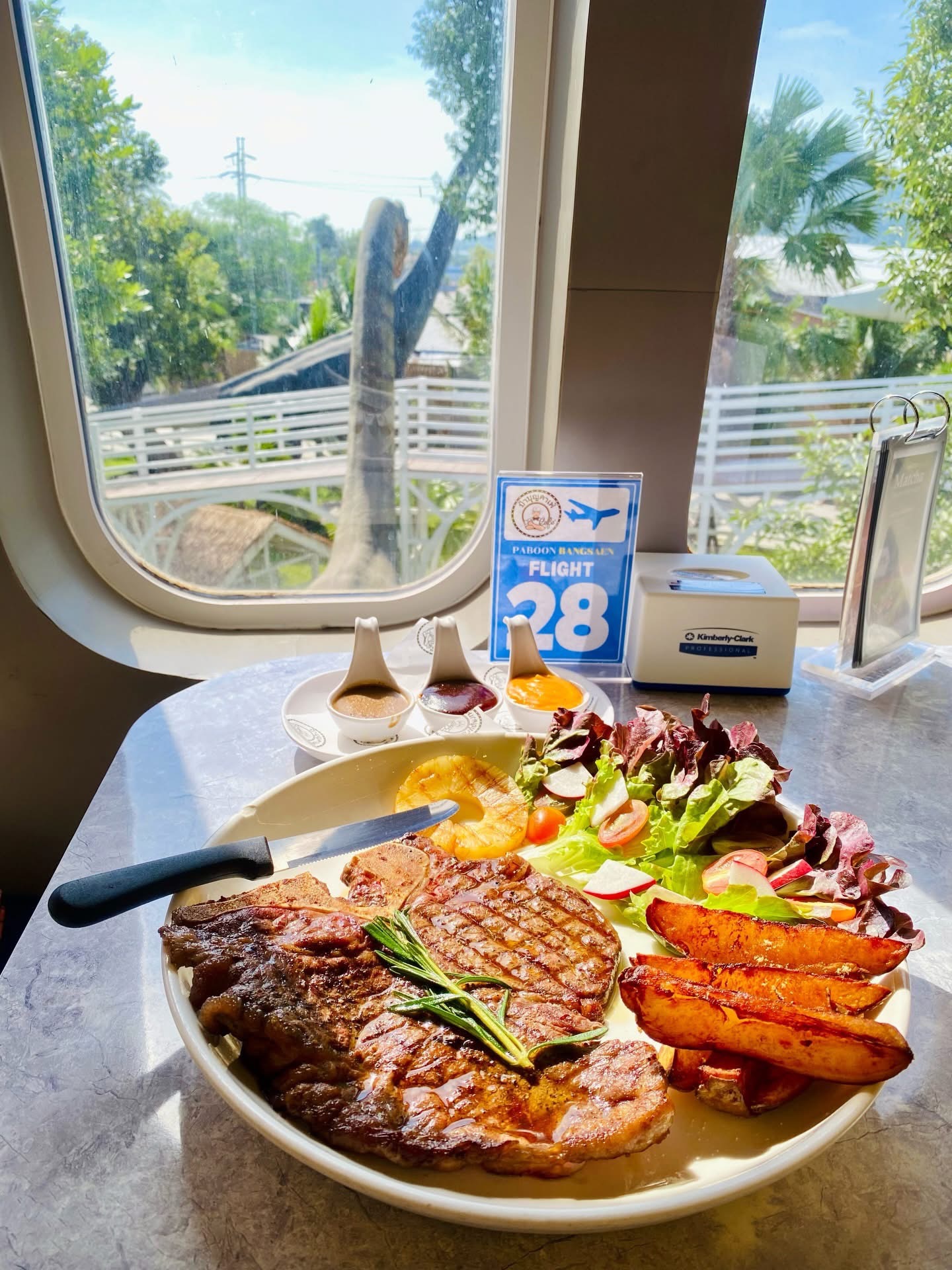 ป้าบุญคาเฟ่ สาขา 7 บางแสน ร้านอาหารและคาเฟ่ชื่อดังชลบุรี บรรยากาศธรรมชาติในสวน อาหารอร่อย มีคาราโอเกะ
