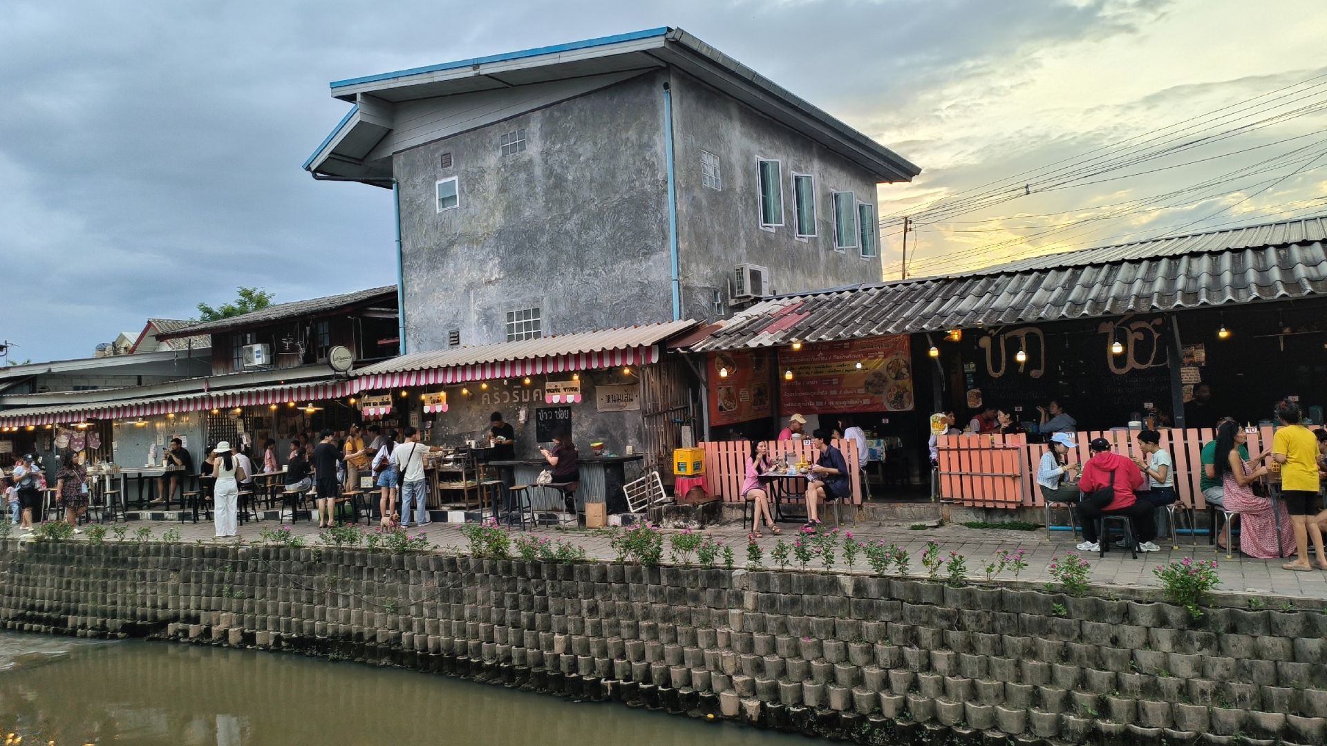 Mae Kha Canal