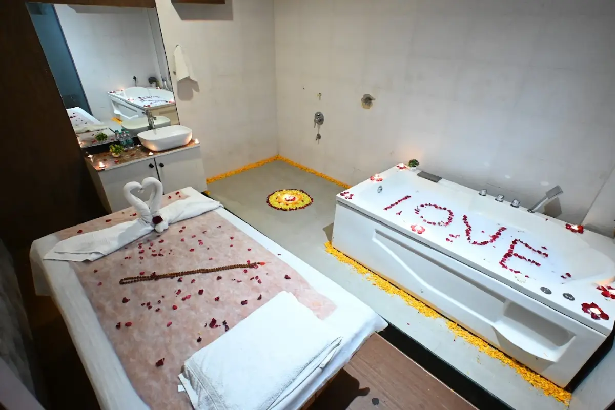 Royal Oak Spa  spa in KALYAN