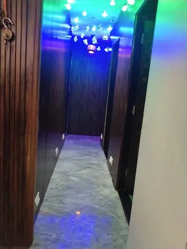 Serenity Waves Family Spa spa in Charni Road East