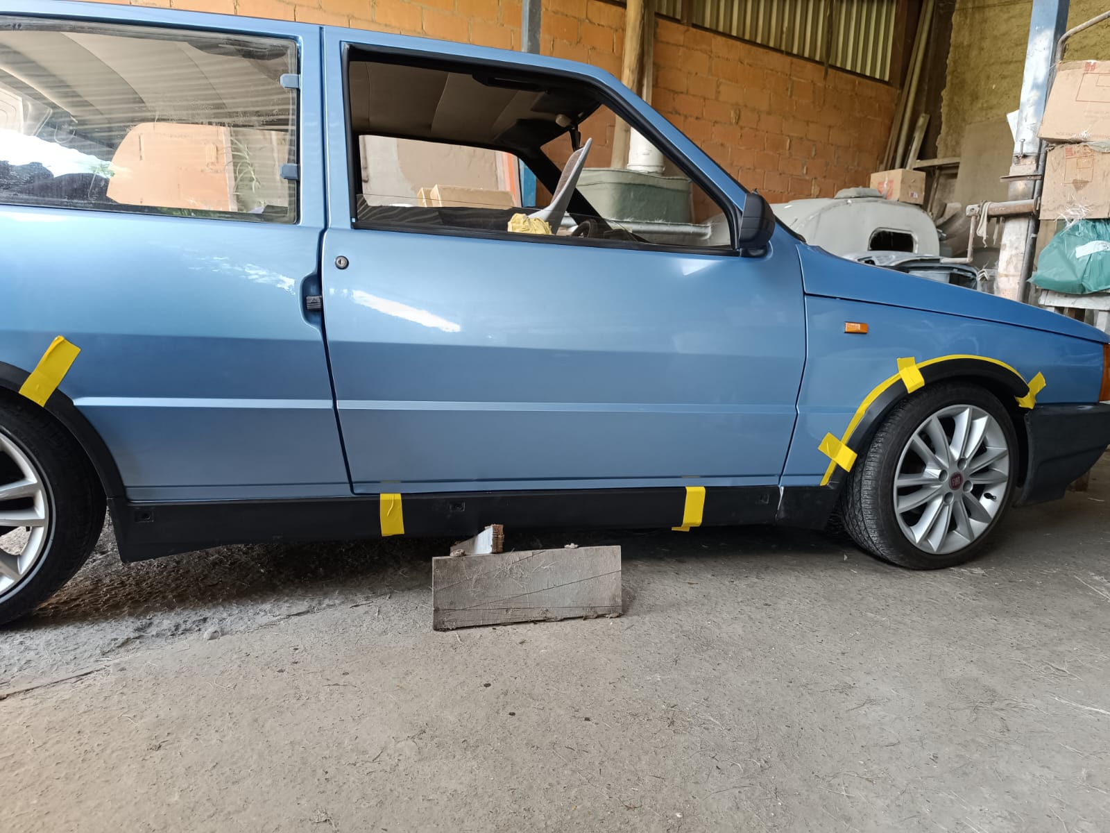MOLDURA LATERAL UNO 1.6R MPI - Miniatura 4