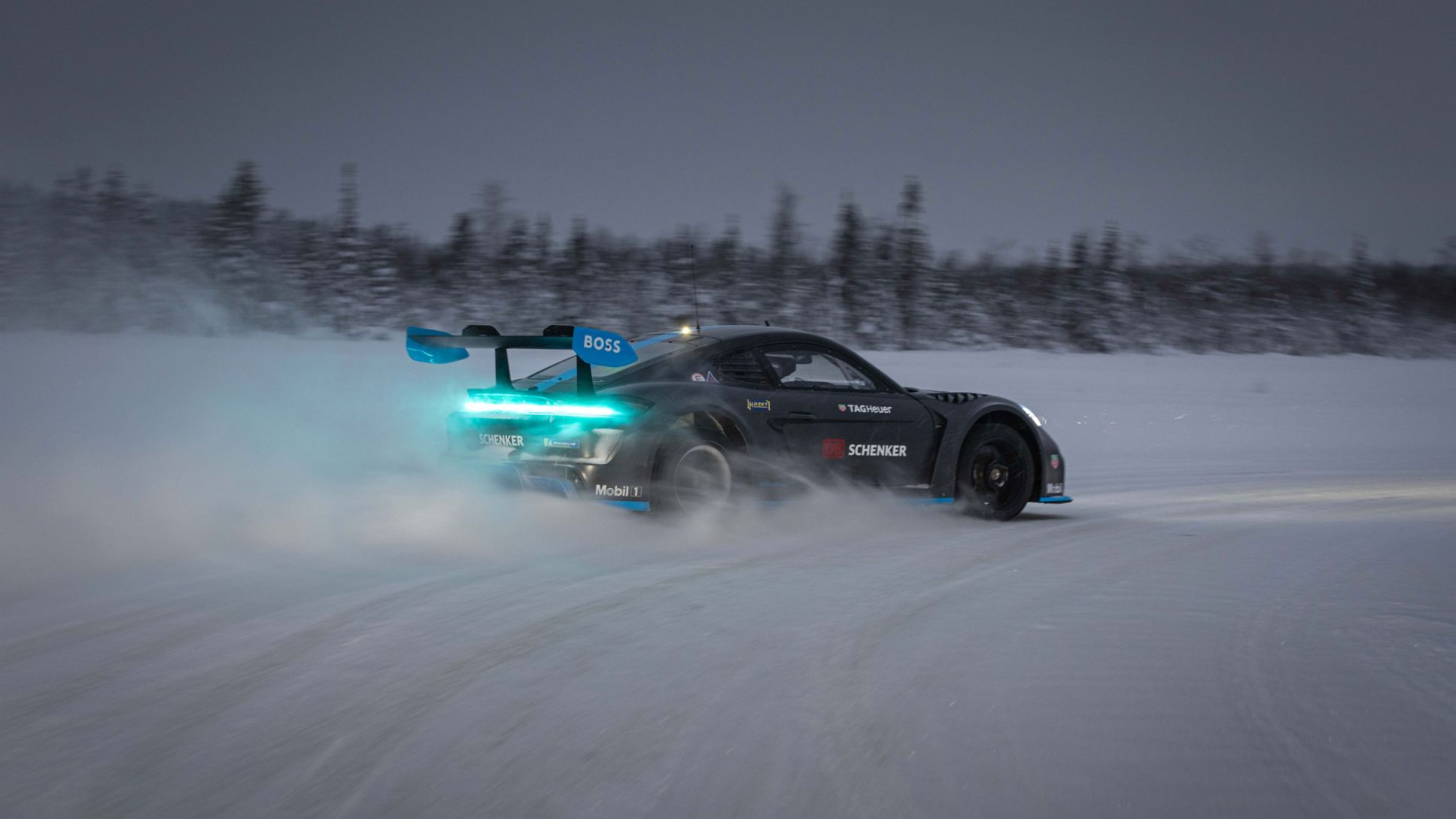 Exploration Arctique au Volant d'une Porsche de Course Tout-Électrique