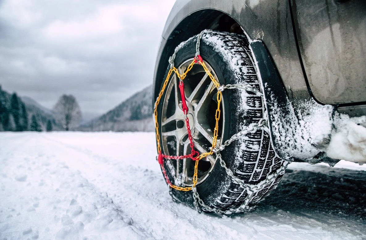 Roulez en toute sécurité : obligations, amendes, équipements et conseils pratiques sur les pneus hiver et chaînes.