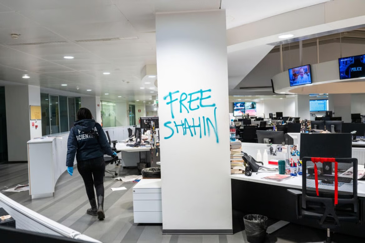 Assalto dei manifestanti alla sede de La Stampa